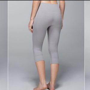 Lululemon Seamlessly Street Crop in grey